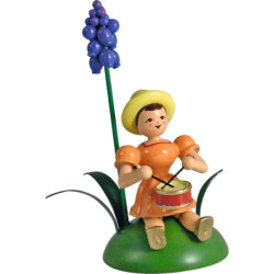 Blumenkind mit Traubenhyazinthe und Trommel sitzend - 12 cm