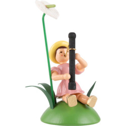 Blumenkind mit Anthurie und Fagott sitzend, farbig - 11 cm