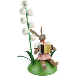 Osterhase mit Maiglöckchen und Akkordeon, sitzend, farbig - 10 cm