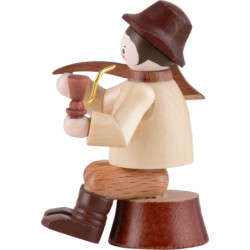 Thiel-Figur Waldarbeiter sitzend auf Stamm - natur - 10 cm