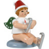 Weihnachtsengel mit Mütze und Schlittschuhen sitzend - 6,5 cm