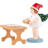 Bäckerengel mit Mütze und Teigrolle am Tisch - 6,5 cm