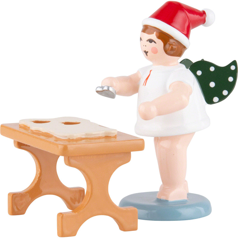Bäckerengel mit Mütze und Ausstechform am Tisch - 6,5 cm