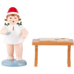 Bäckerengel mit Mütze und Ausstechform am Tisch - 6,5 cm