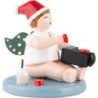 Weihnachtsengel sitzend mit Mütze und Lok - 6,5 cm
