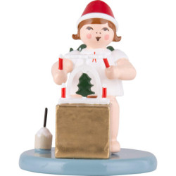 Weihnachtsengel sitzend mit Mütze und Pyramide  - 6,5 cm