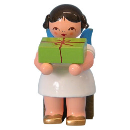 Engel mit Geschenk - Blaue Flügel - sitzend - 6 cm