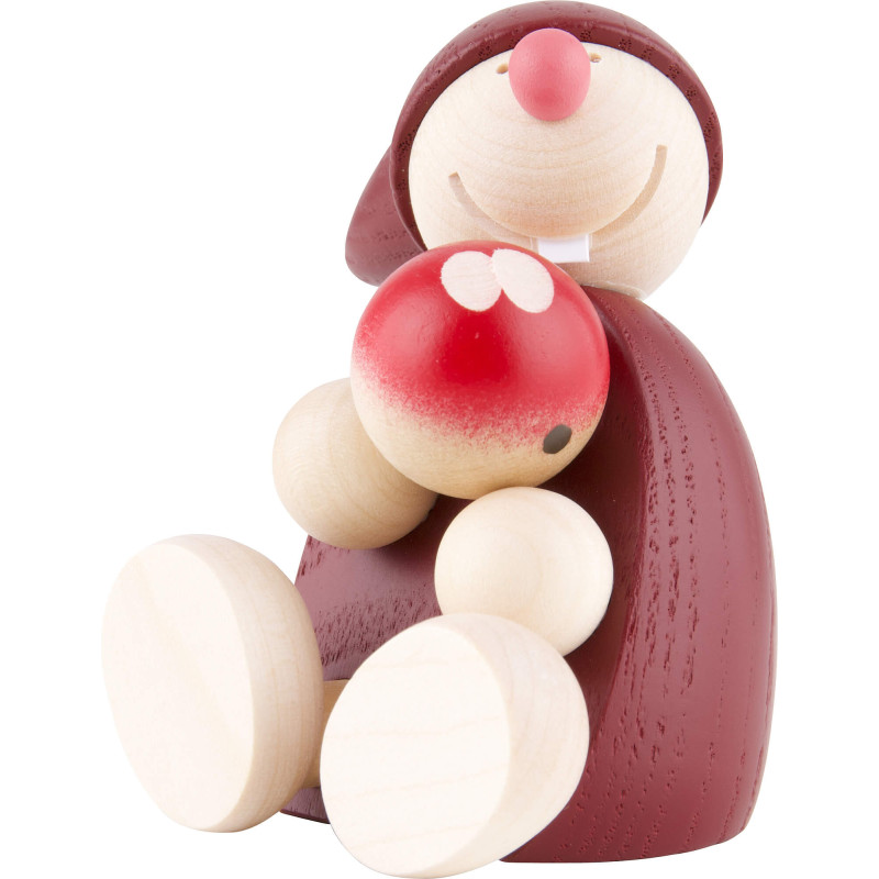 Wicht mit Apfel sitzend - rot - 7,5 cm