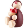 Wicht mit Apfel sitzend - rot - 15 cm