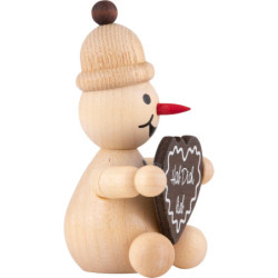 Schneemann Junior "mit Lebkuchenherz" sitzend - 7 cm