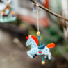 Christbaumschmuck Karussellpferd blau/rot - 9,5 cm