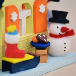 Tree Ornament - House Snowman with Sled - 7,4 cm / 2.9 inch