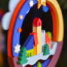 Christbaumschmuck Diorama mit Weihnachtsdorf - 8,6 cm